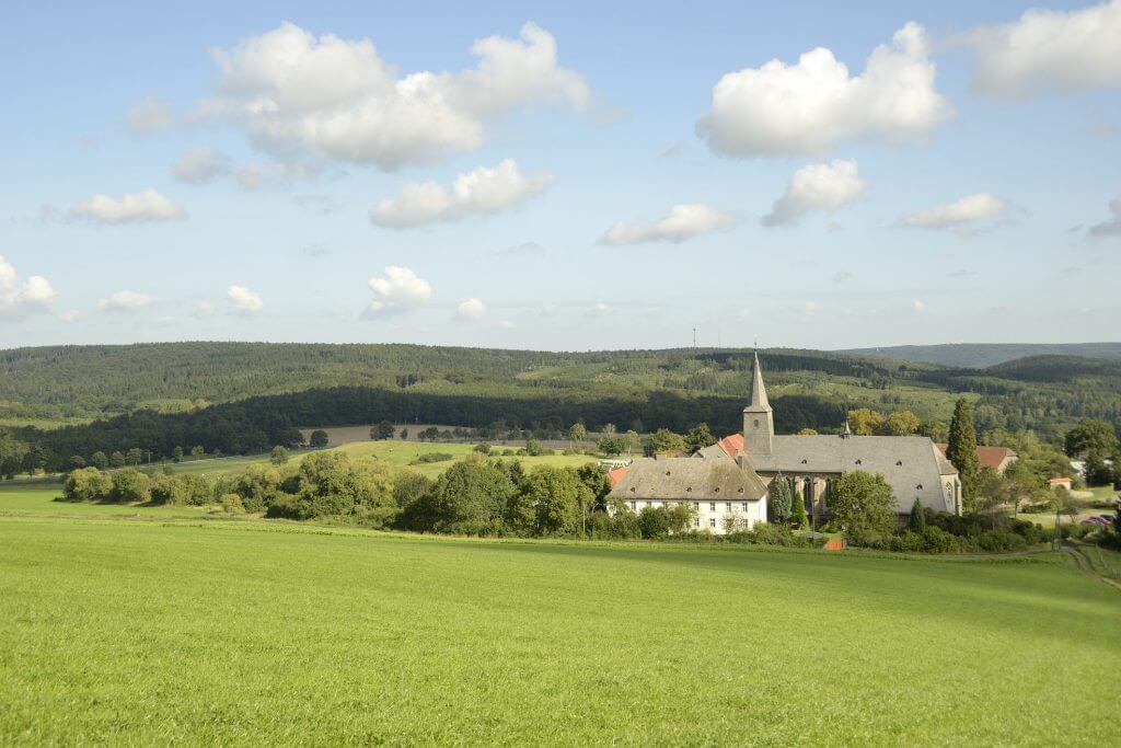 Abbildung 1: Kloster Oelinghausen, dahinter der Luerwald