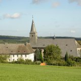 Das aus dem 12. Jahrhundert stammende Kloster Oelinghausen ist regional von religiös-kultureller Bedeutung.