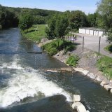 An der Straßenbrücke zwischen Neheim und Hüsten ist auf der Ruhr seit vielen Jahren eine Übungsstrecke des heimischen Kanusportvereins eingerichtet (Foto: J. Schelte).